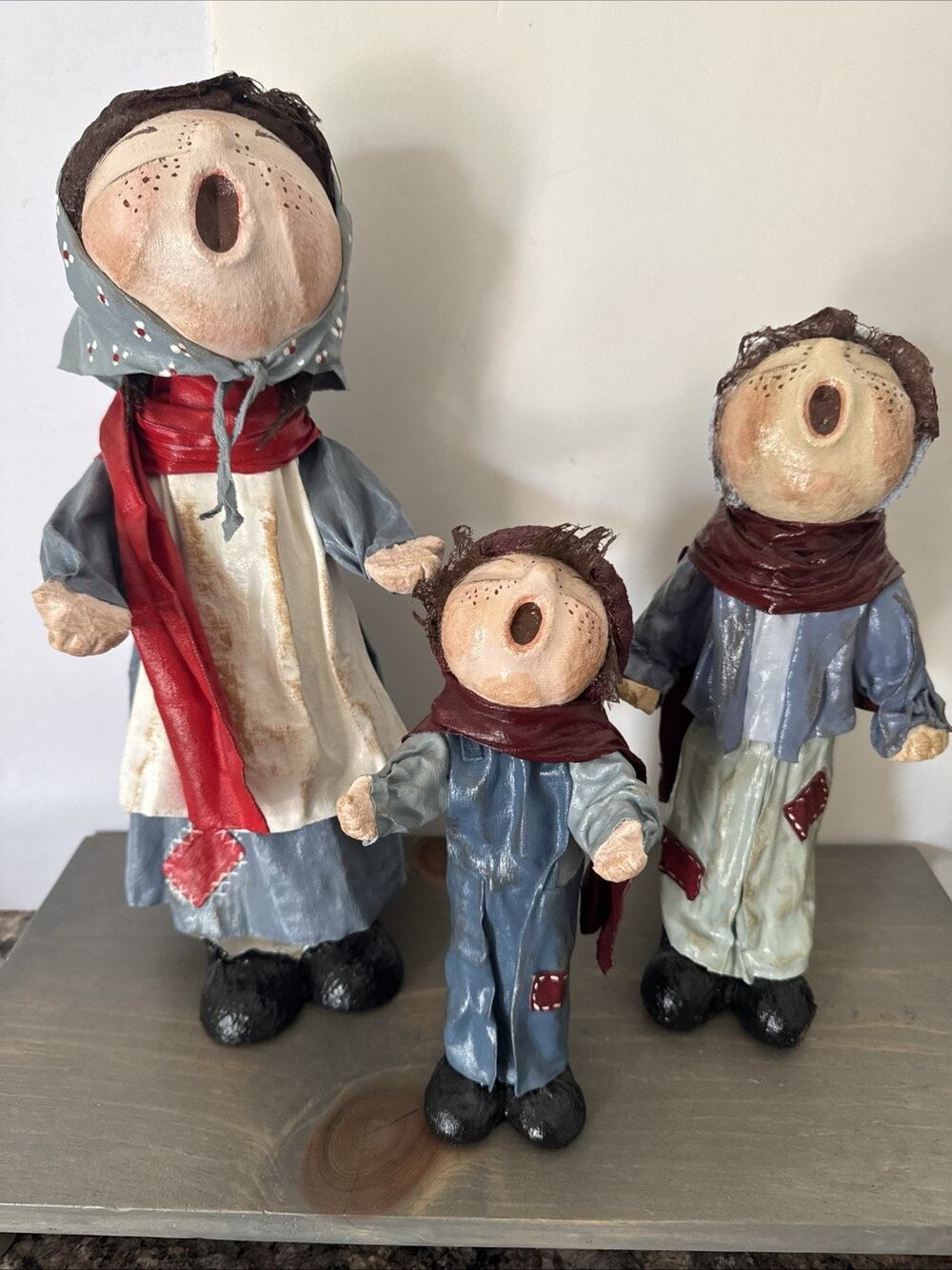 RARE VINTAGE PAPER MACHE CHRISTMAS CAROLERS FIGURES SET - UNIQUE - CUTE XMAS